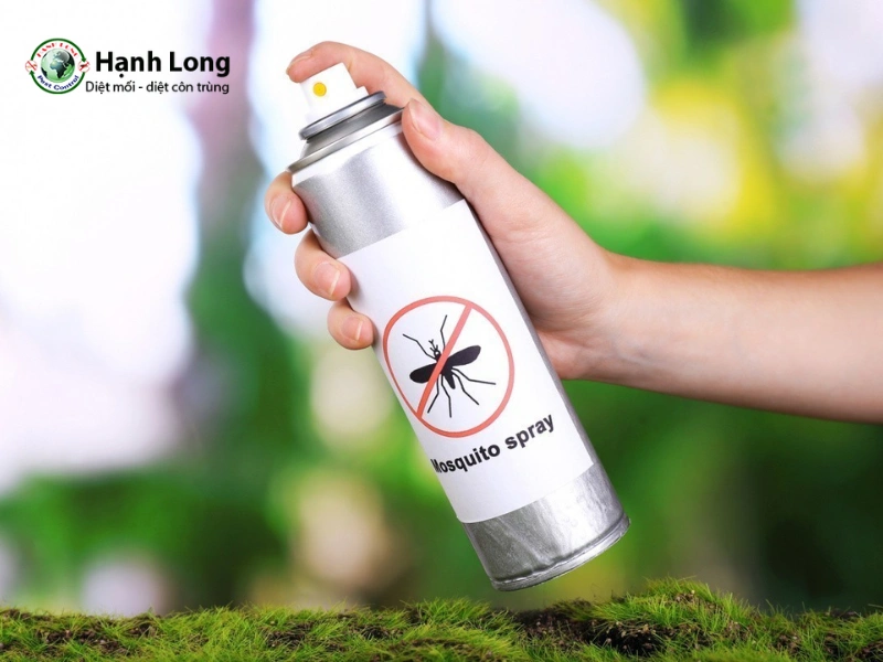 phun thuốc diệt muỗi tại nhà
