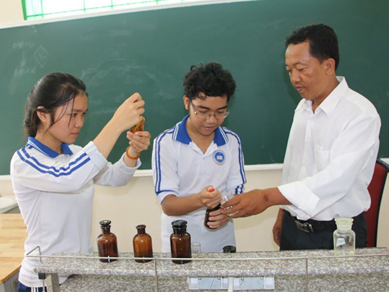 Các em học sinh đang sáng chế thuốc diệt muỗi