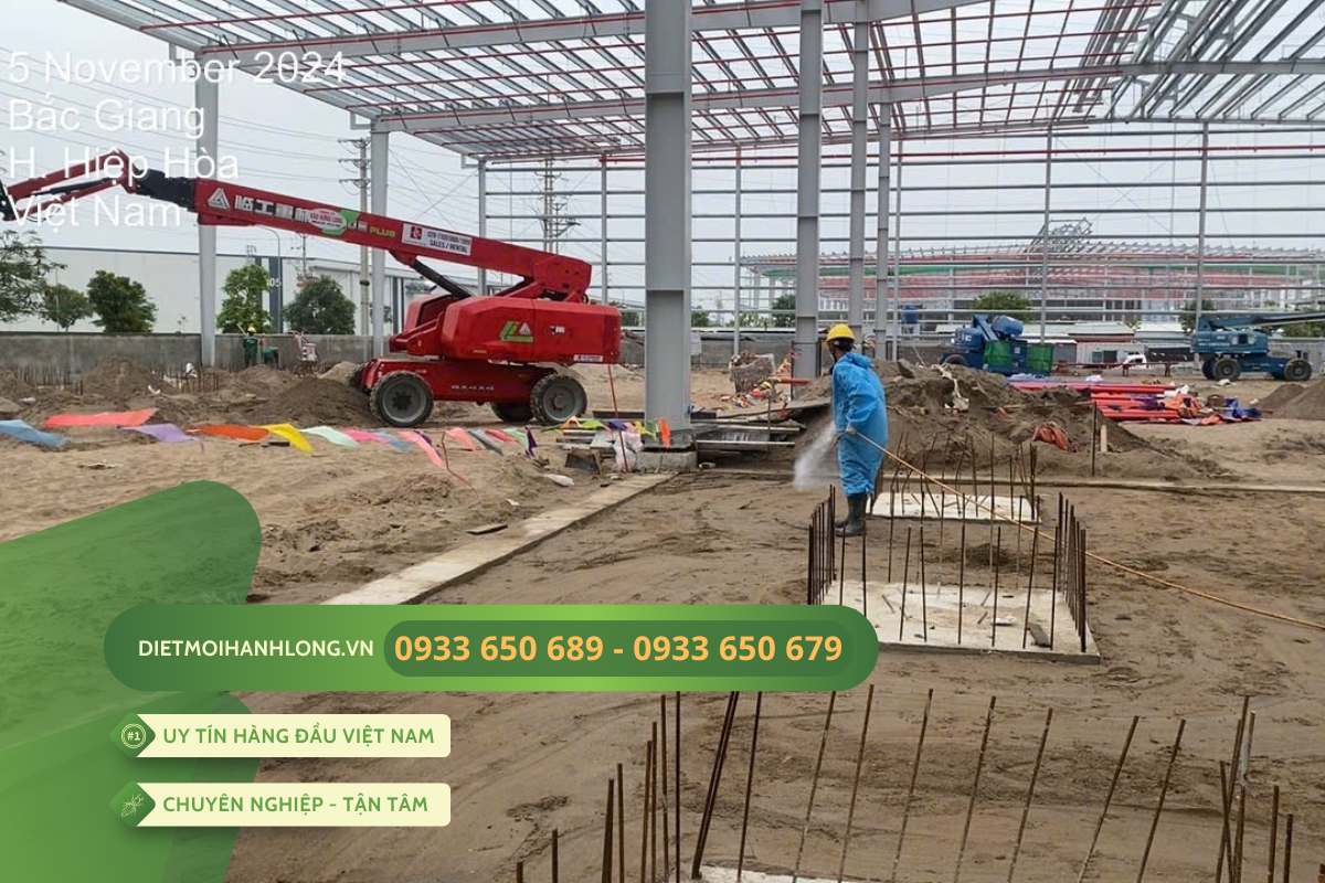 Đội ngũ Hạnh Long thi công chống mối cho dự án MAPLETREE BẮC GIANG