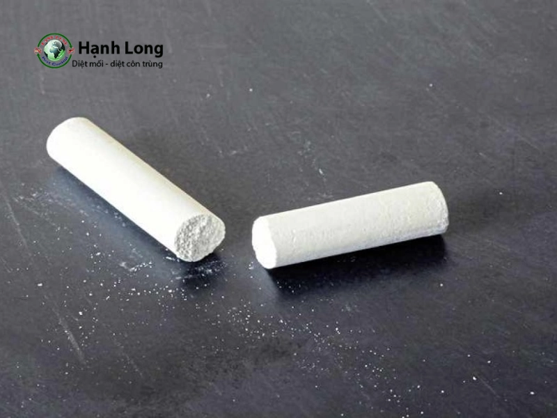 phun thuốc diệt côn trùng tại nhà